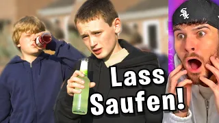 Kleiner Junge SCHWÄNZT Schule für HAUS-PARTY