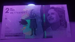 Cromóforos: Billete de 2000 Pesos Colombianos (2018, Sin Circular) bajo luz ultravioleta