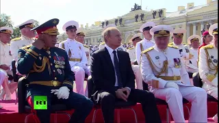 Путин принимает парад в честь дня ВМФ в Петербурге — LIVE