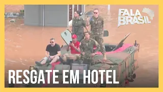 Equipe da RECORD acompanha resgate de pessoas presas em hotel de Porto Alegre (RS)