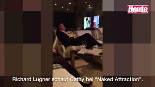 Hier schaut sich Lugner seine nackte Ex im TV an