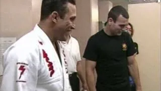 Renzo Gracie watch the fight of his brother Ryan (Backstage Pride 10)