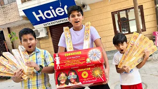 Bacho Ko Patake Baat Diye 😱 | Giving Crackers to Kids | Yaatri