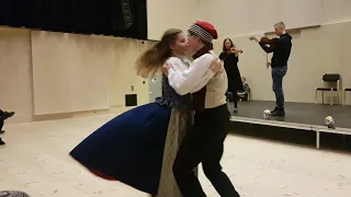 Frida og Amund danser Rørospols på Trøndelagskappleiken 2019