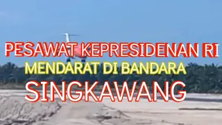 Nonton dari dekat pesawat kepresidenan RI mendarat di Bandara Singkawang