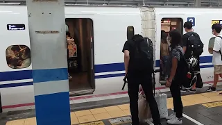 【台風14号最接近前日の岡山駅】のぞみ58号N700S運用のぞみだが混雑で2分遅れて到着し岡山からの乗車も大変多く座れない方が続出し指定席デッキも立ち客を出して遅れが引きずったまま発車/9月18日撮影