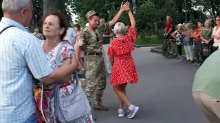 Дым сигарет с ментолом...Народные танцы,сад Шевченко,Харьков!!!