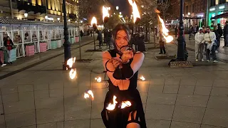 Танец с огнем. Красивая укротительница  огня. Санкт Петербург. Сентябрь.