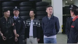 女司機修車被坑錢，殊不知她其實是警察，下一秒就派人抄了黑店！