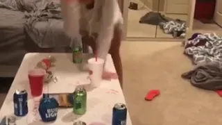How drunk girls play beer pong