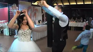 Weding-Svadba  Mlada je pokazala kako se pleše Jedan veseli dio Svadbe Asim Snimatelj