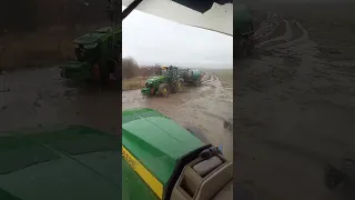 John Deere едет по грязи