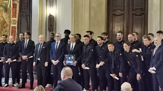 I 25 giocatori dell'Inter ricevono una pergamena in ricordo del conferimento dell'Ambrogino d'Oro