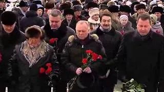 Новосибирцы возложили цветы к памятнику Покрышкина в честь 101-й годовщины героя