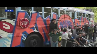 Bus tours NYC to support the Knicks and provide neighborhood basketball