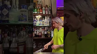 СМОЖЕШЬ ПОВТОРИТЬ? / туториал с бутылкой #bartender #cocktail #drink #funny #shorts