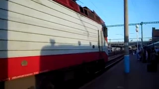 ЭП10-007 с поездом № 1 прибывает в Киев