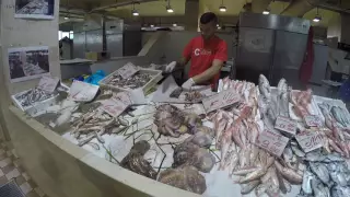 Осминоги на рыбном рынке в Кальяри
