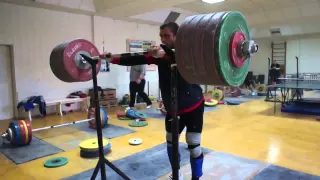 Dmitry Klokov 250kg (550lb) ass to the grass front squat - with pause