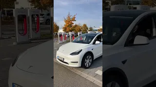 UND WAS MACHST DU WÄHREND DEIN TESLA LÄDT?