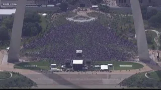 How many came to the victory parade?