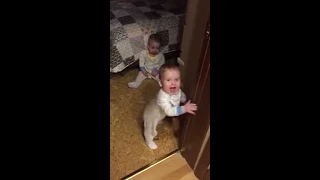 Двойняшки смеются друг над другом / Twins laughing at each other