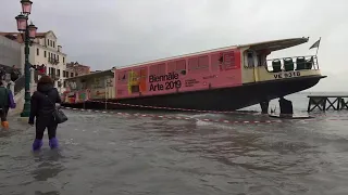 Acqua alta a Venezia, toccata punta 150 cm a Riva degli Schiavoni