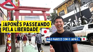 Japonês conhecendo o bairro da Liberdade