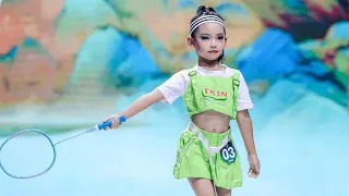 Children's Model Catwalk Contest:  the kids are all calm and confident, awesome!