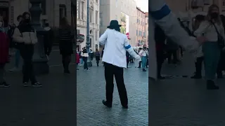 Piazza Navona, Rome - Italy! Michael Jackson impersonator dance