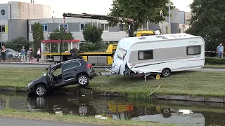 Auto met caravan uit water getakeld.