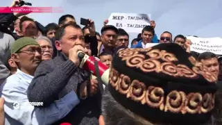 Тысячи людей вышли на митинг в Атырау против продажи земли в Казахстане иностранцам