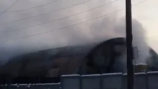 В Челябинске горит ангар с цехами