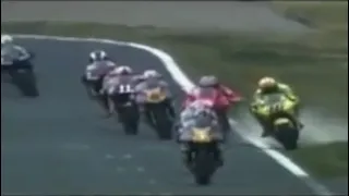 Rossi vs Biaggi Giappone 2001 gomitata e dito medio