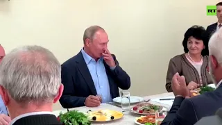 Путин пьет водку в Дагестане