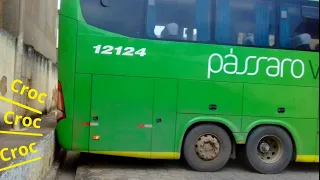 Ônibus da Pássaro verde quase perde o parachoque traseiro durante sua manobra.