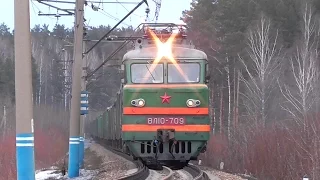 ВЛ10-709 с грузовым поездом и приветливой бригадой