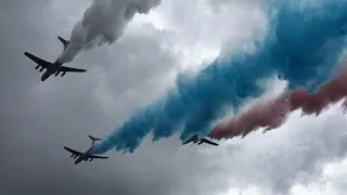 Звено Ил-76 сбрасывает воду / 3 IL-76 aircrafts drops water