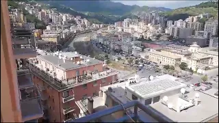 Protesta in carcere a Genova: detenuto sale sul tetto e lancia oggetti in strada