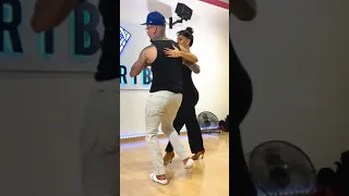 Adrián y Anita bailan Marc Anthony - Palla Voy⁠