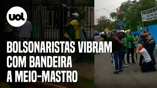 Bolsonaristas comemoram bandeira a meio-mastro em luto por Pelé