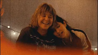 Suzi Quatro & KT Tunstall - "Shine A Light" (Official Music Video)