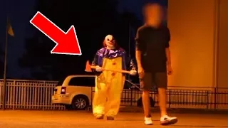 Clown jagt menschen mit einer Axt...
