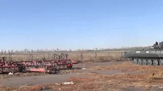 БМД ДНР ведет огонь / Armored fighting vehicle militias firing