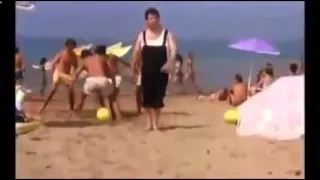 Ржачный прикол на пляже! Использовал голову вместо мяча! Веселый летний отдых
