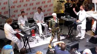 Robyn - Dancing on My Own  (electro-acoustic Live at H&M in NYC)