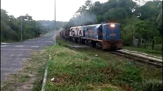 Trem da VLI carregado de minério acelerando forte na rampa.
