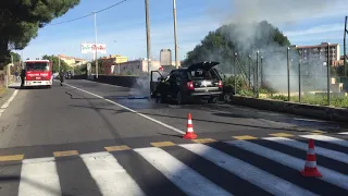 Catania, auto prende fuoco a San Nullo