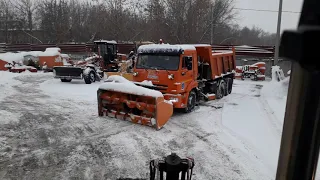 Грузим камазы песком, снегом. Чистим стоянку.