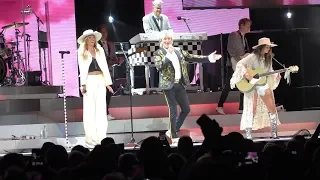 Rod Stewart - Forever Young feat. Sisterhood (Bridgestone Arena)